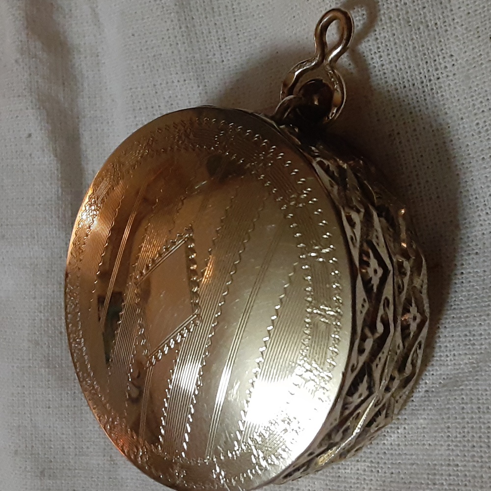 Vintage Etched Compact Gold Tone